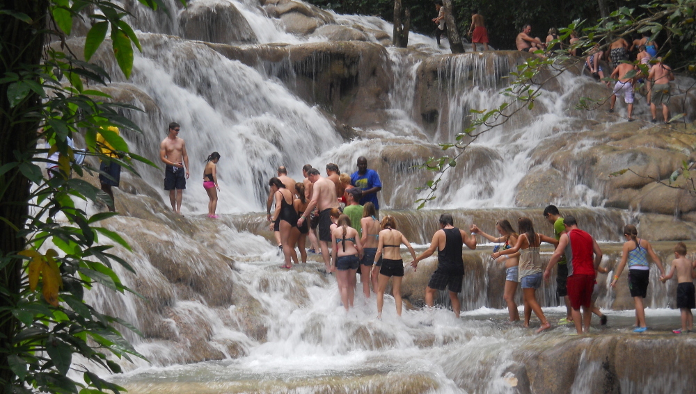 Hilera de turistas en las cascadas del río Dunn. Imagen de Viajestic.