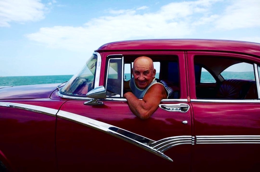 Un taxista en La Habana ofreciendo sus servicios.