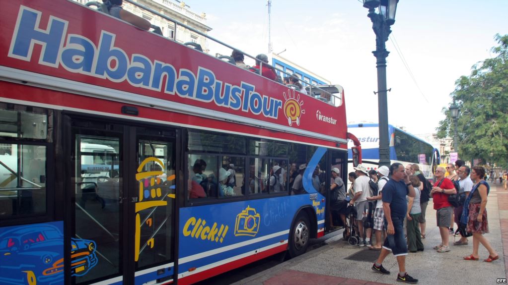 Un recorrido por La Habana en su bus turístico.